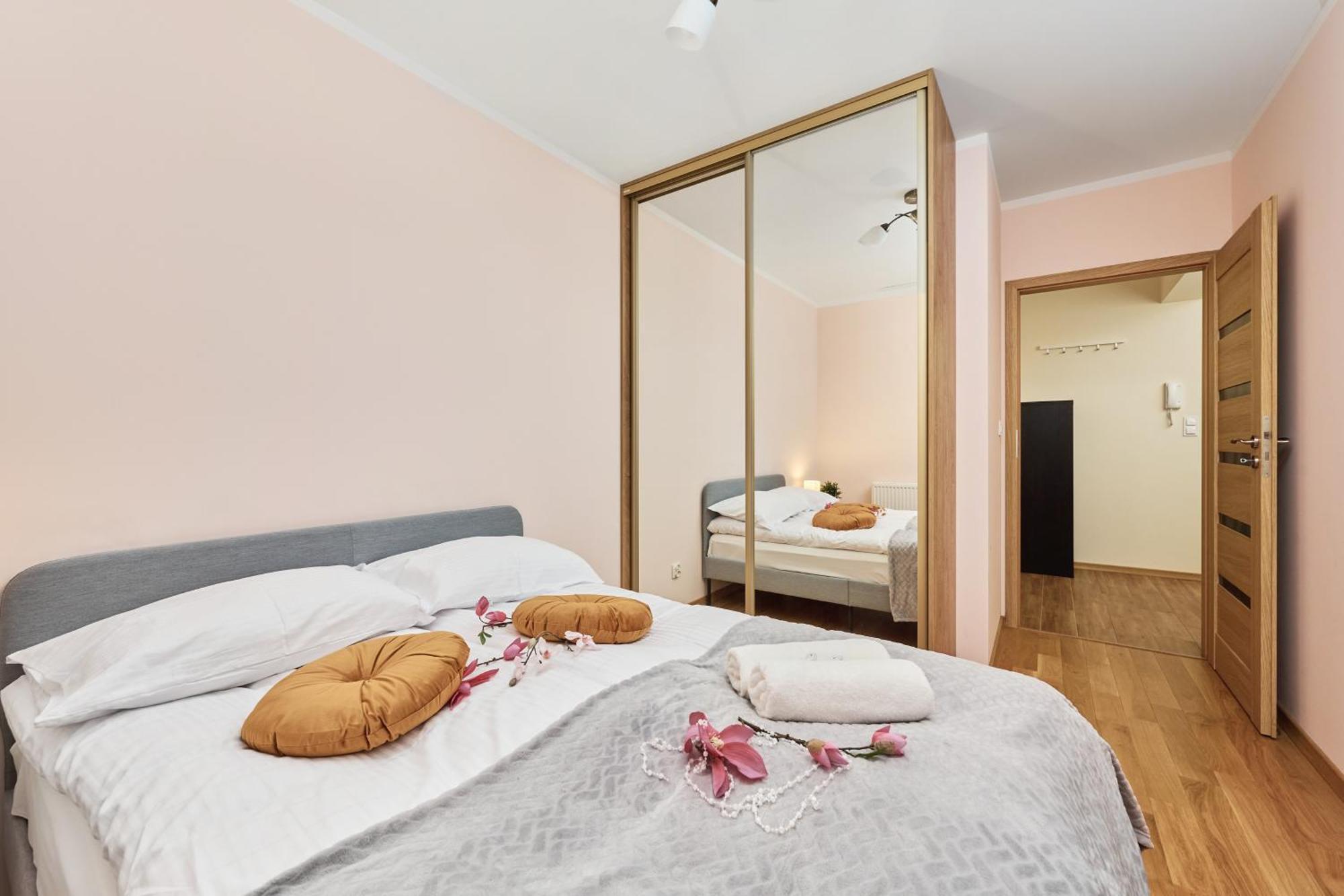 Wroclaw Rose Apartments By Noclegi Renters ภายนอก รูปภาพ
