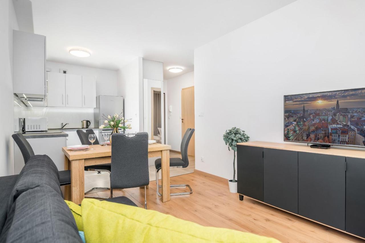 Wroclaw Rose Apartments By Noclegi Renters ภายนอก รูปภาพ